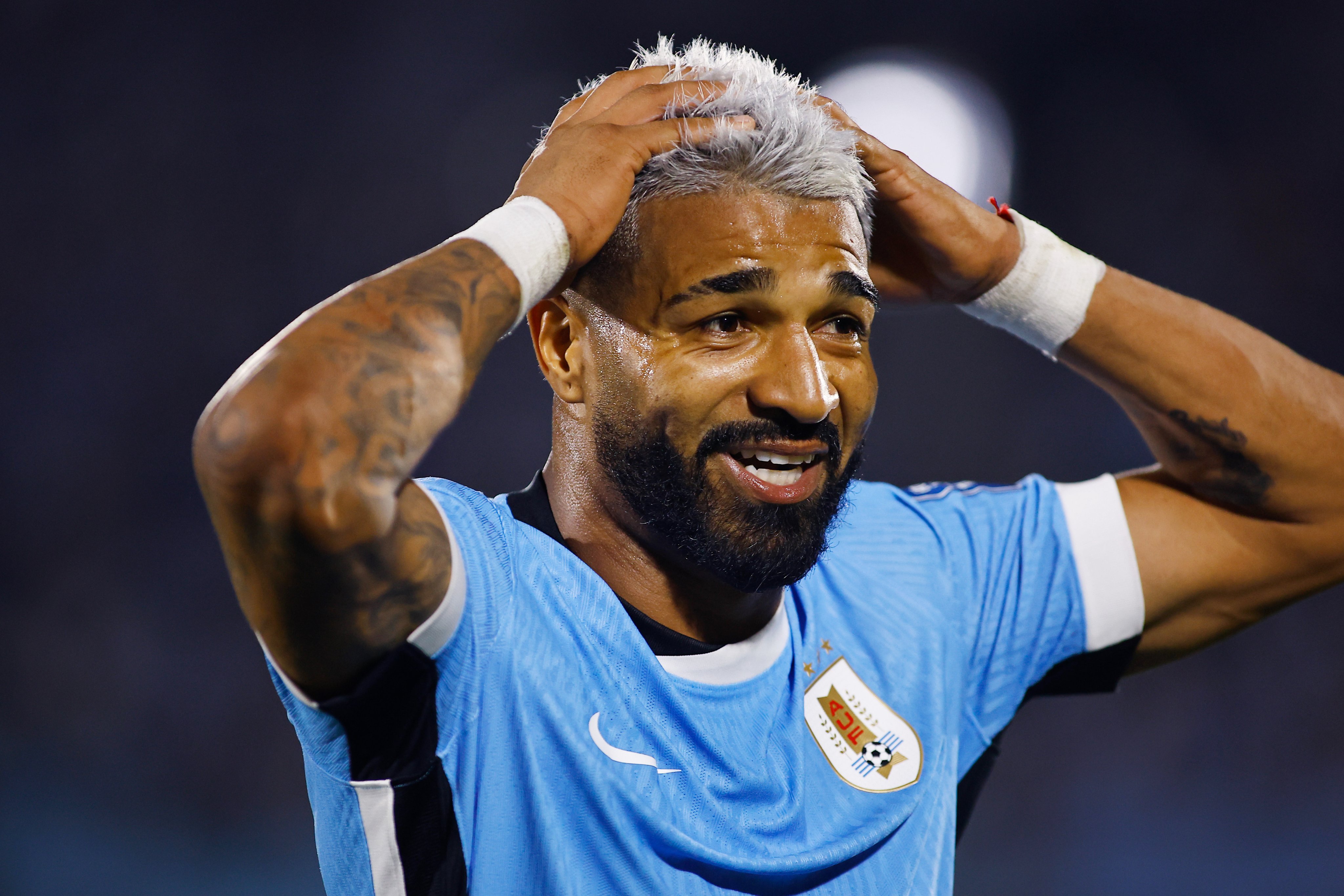 开云体育在线-哥伦比亚球队签下乌拉圭后卫，加强后防的简单介绍