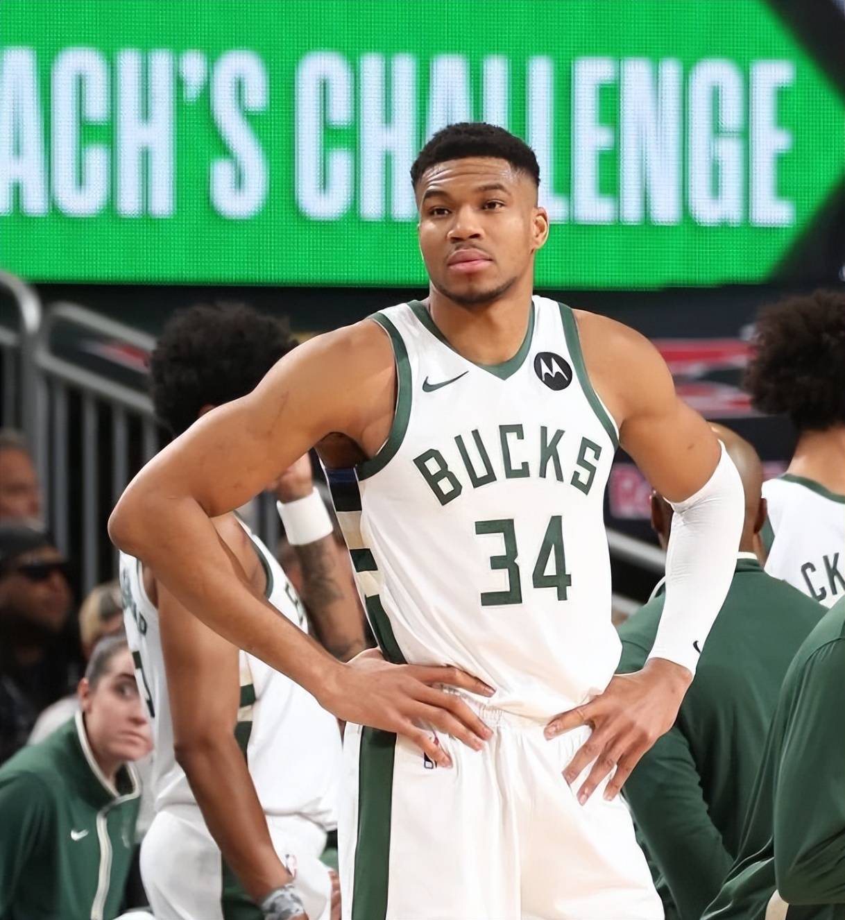 开云体育在线-篮板之王浓眉哥：带领球队争夺胜利