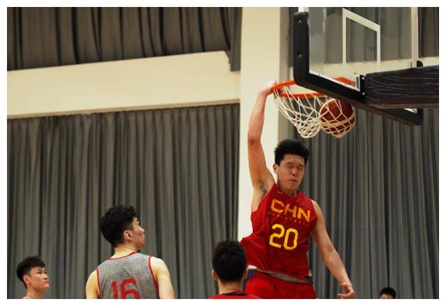 球场换将，队员备战已久，精准命中的简单介绍