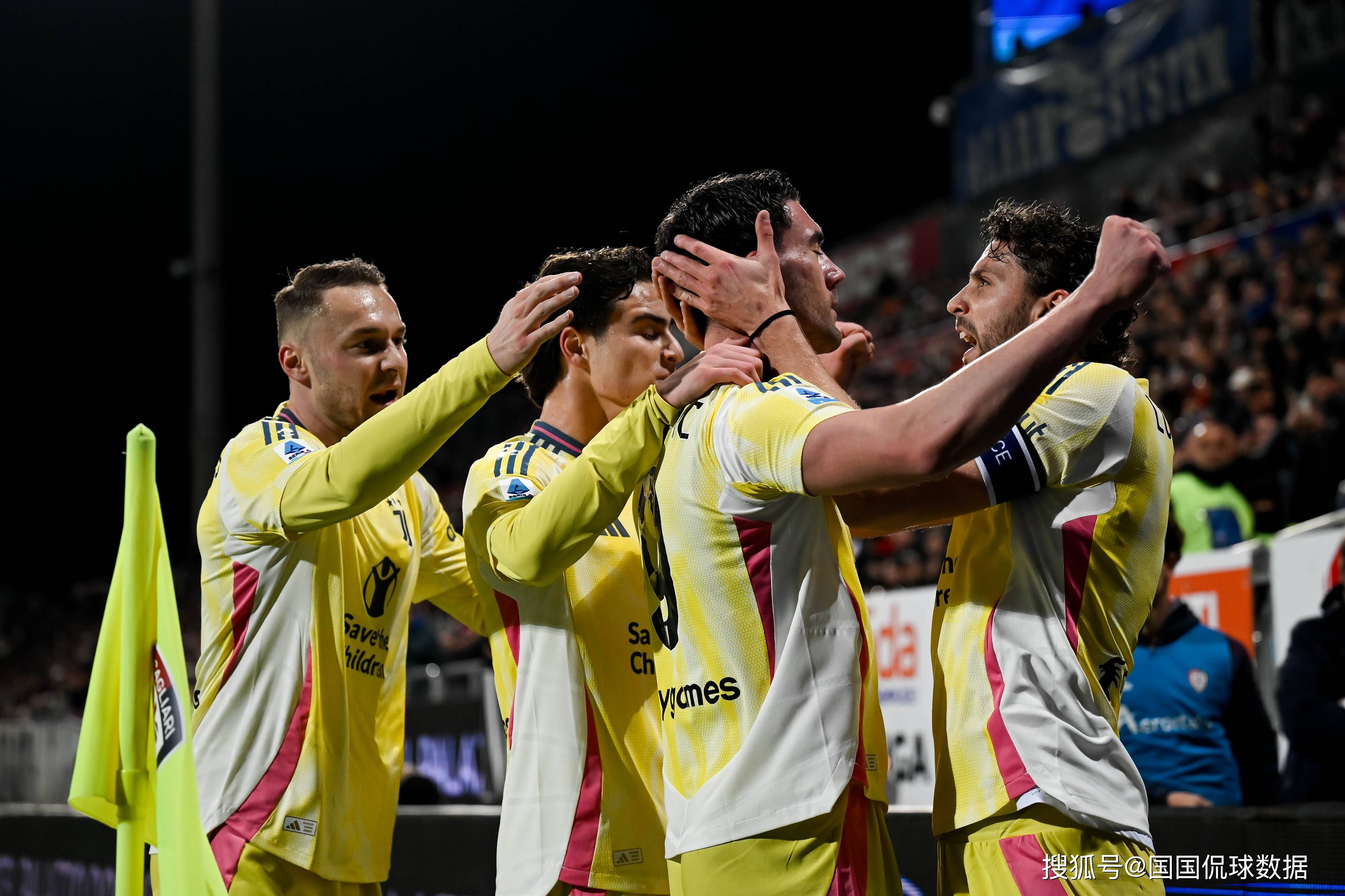 包含意大利杯四强揭晓，惊现史诗级大逆转的词条