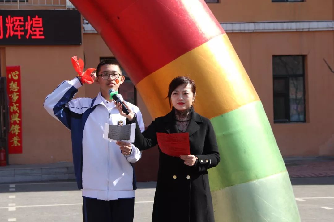 新西兰运动员斗志昂扬，冲刺拼搏时刻