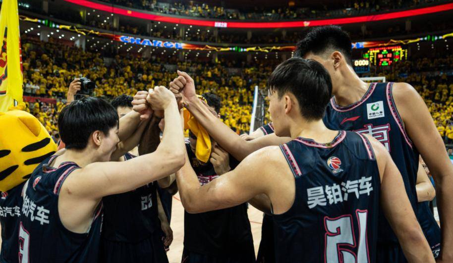 广东男篮遭遇惨败,震惊全场 广东男篮遭遇惨败,震惊全场