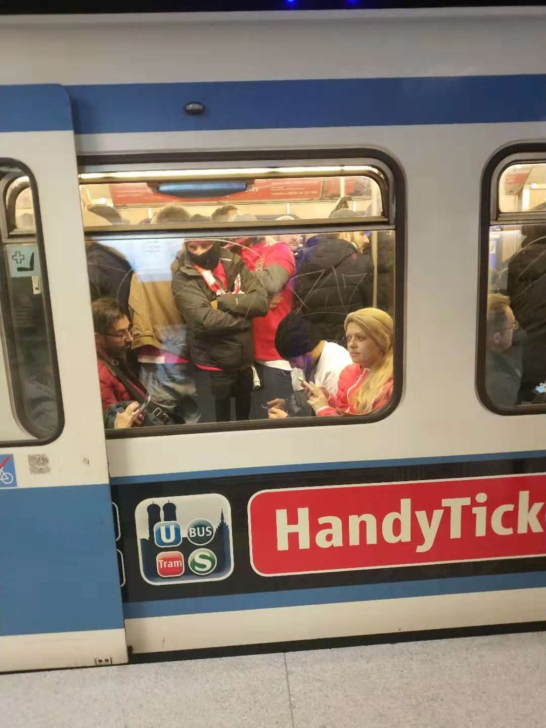 开云体育在线-伦敦球迷涌入场馆，为球队助威