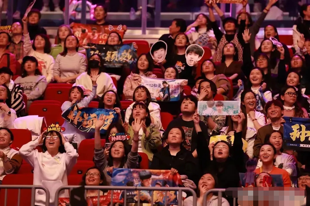 开云平台-全场观众为选手加油助威赛事氛围热烈