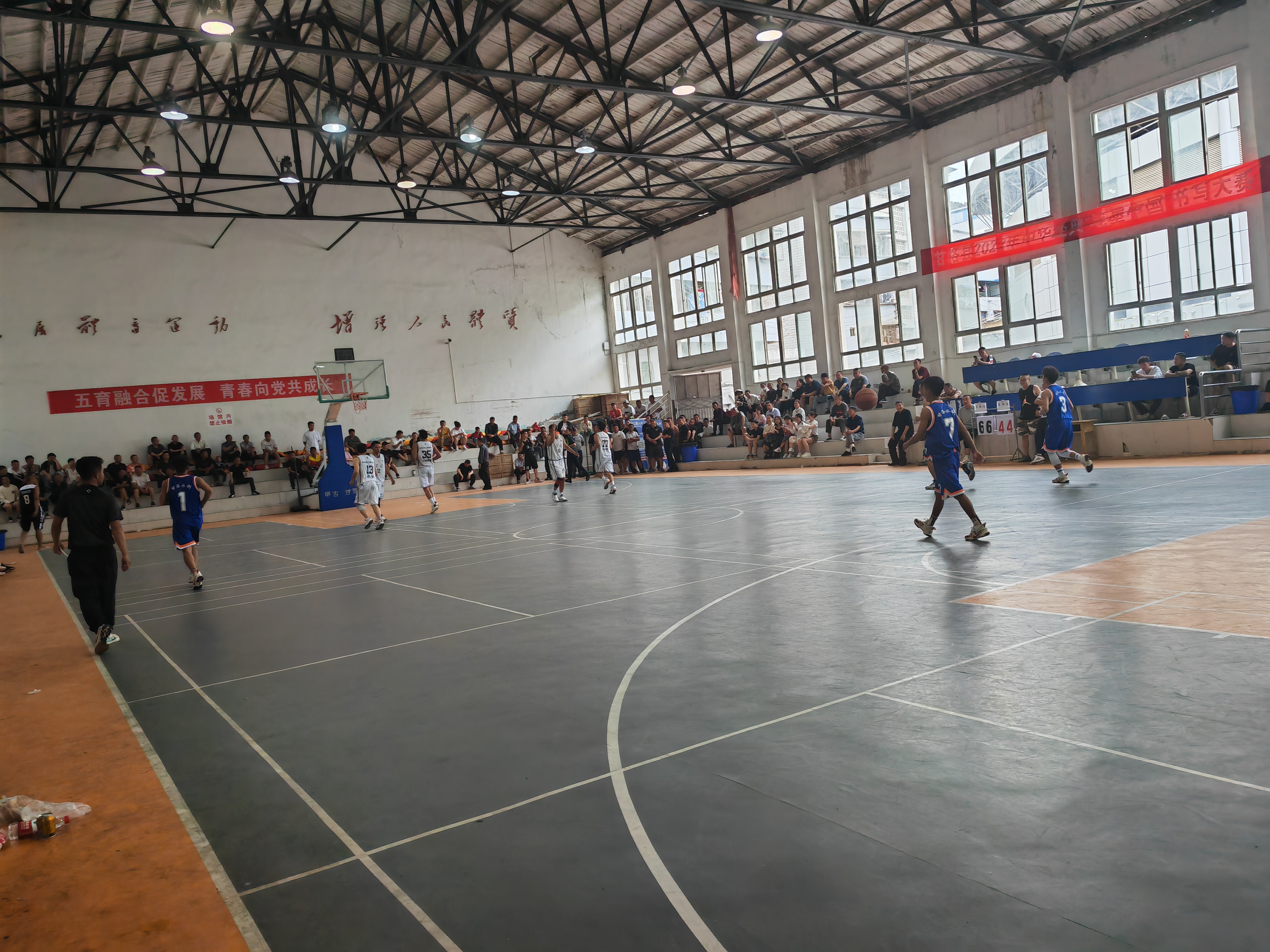 奥运会篮球场馆吸引大批球迷前来观战 奥运会篮球场馆吸引大批球迷前来观战