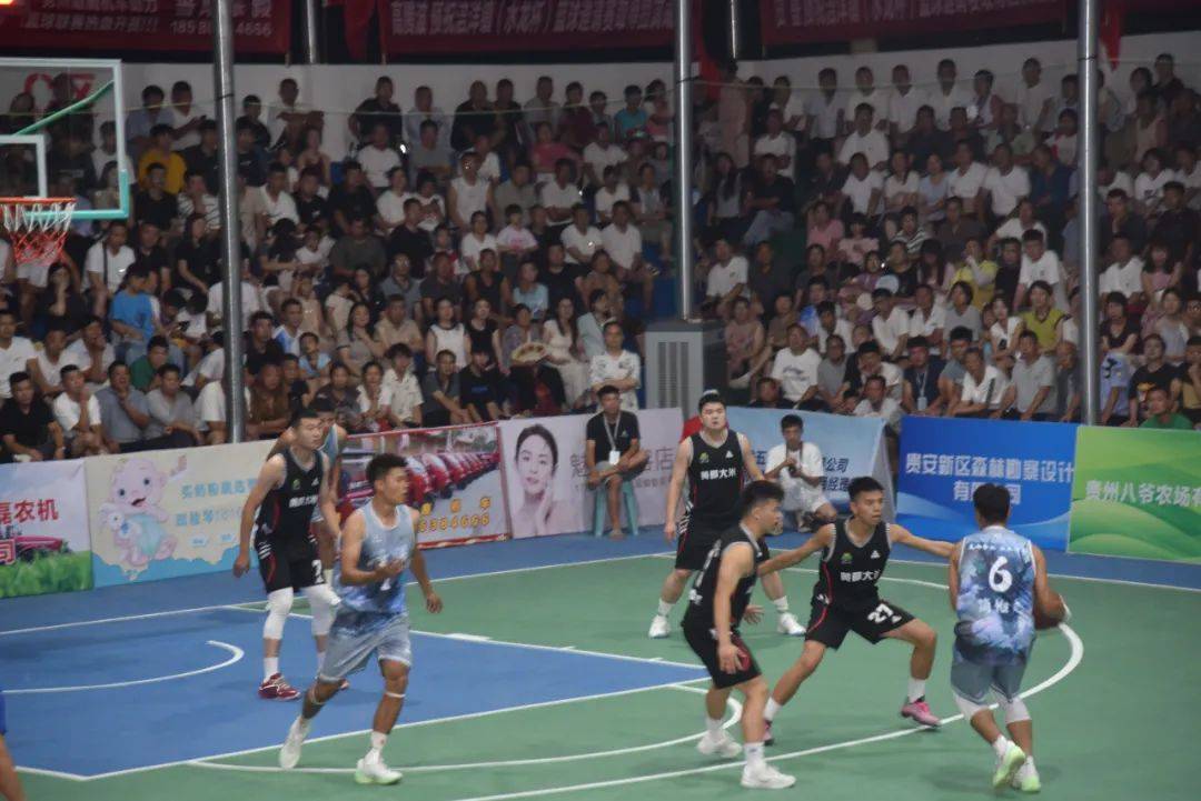 篮球世界杯赛场上演强强对决,球员们拼尽全力 篮球世界杯赛场上演强强对决,球员们拼尽全力