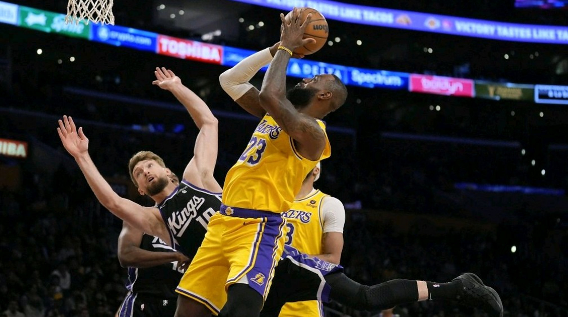 湖人主场惨遭骑士逆转，詹皇独得38分