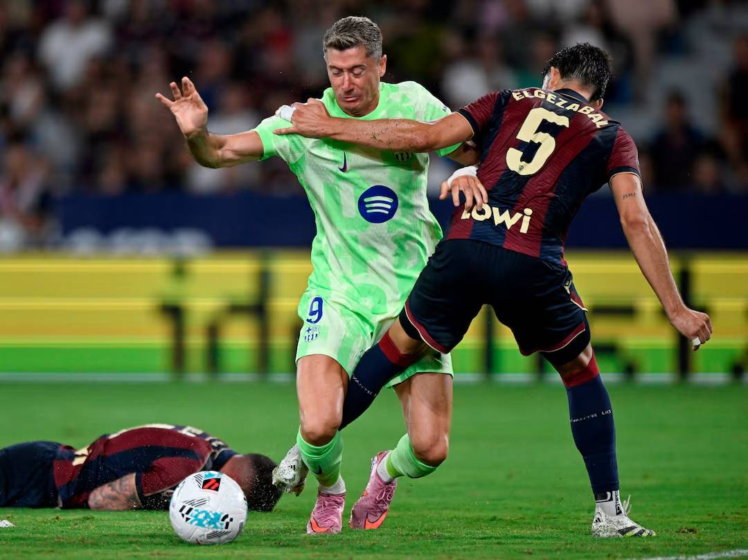 包含英格兰逆转瑞士，费兰·托雷斯完成帽子戏法的词条