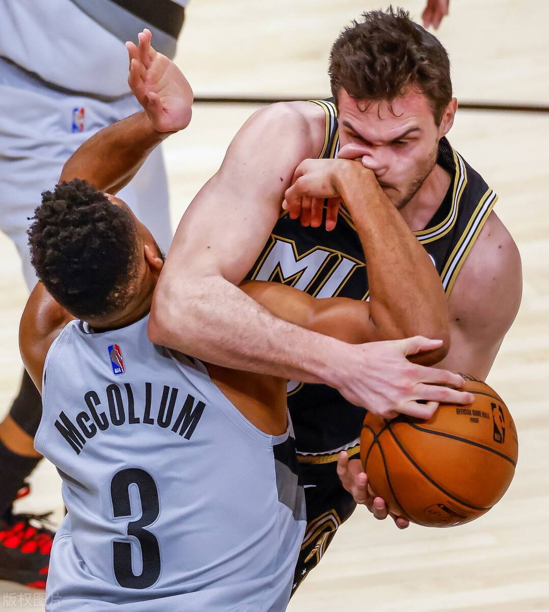 开拓者客场大胜小牛，麦科勒姆30分